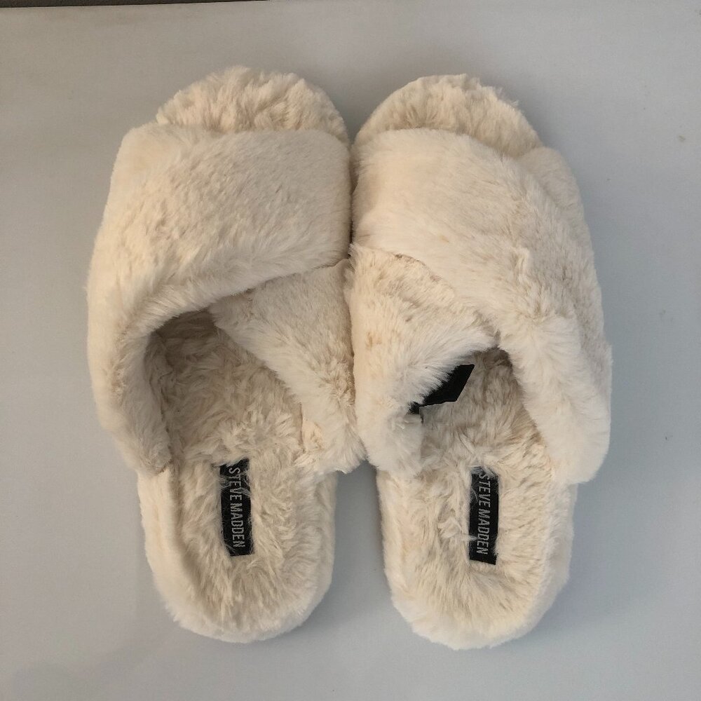 Steve Madden cozy white chunky faux fur slippers - Picture 1 of 3
